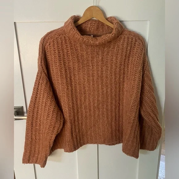 FREE PEOPLE Fluffy Fox Chunky Alpaca Sweater Peachy Papaya. Size Small - Picture 3 of 5